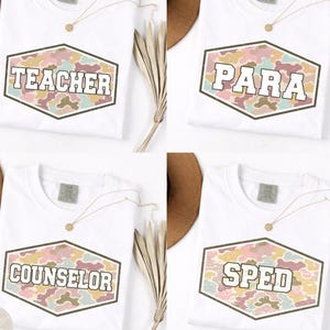 Peut inclure: T-shirts blancs avec les mots "TEACHER", "PARA", "COUNSELOR" et "SPED" dans une police rétro. Chaque mot est à l'intérieur d'un cadre hexagonal avec un motif camouflage aux couleurs pastel. Un collier en or est visible sur chaque chemise.