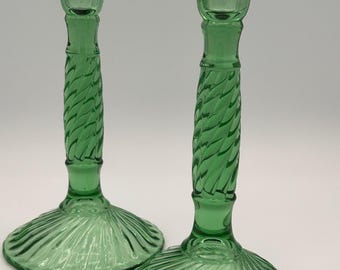 Antika tidiga amerikanska ljusstakar i pressat glas