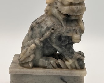 Estatua antigua de perro foo tallada a mano en esteatita.