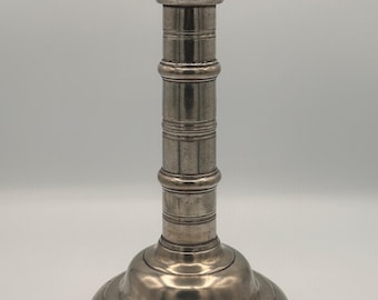 Portavelas de peltre estilo pilar antiguo con picas