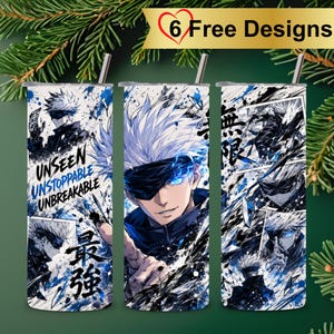 Könnte beinhalten: Ein zylindrischer Becher mit Metallstrohhalm, der einen grafischen Anime-Druck einer Figur mit weißem Haar und schwarzer Augenbinde zeigt. Das Design umfasst blaue und schwarze Tintenspritzer, japanische Kanji-Zeichen und den Text UNSEEN UNSTOPPABLE UNBREAKABLE.