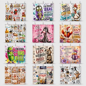 Op de afbeelding: Een collectie van twaalf cilindrische bekers met diverse kleurrijke grafische ontwerpen, waaronder tekenfilmfiguren, humoristische teksten en speelse illustraties. Elke beker toont unieke kunstwerken met levendige kleuren en patronen.