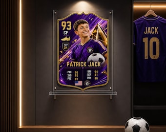 Peut inclure: Un présentoir mural rectangulaire en acrylique affichant une carte de joueur de football personnalisée pour Patrick Jack. La carte présente un fond violet avec des accents dorés, une note de 93 et des statistiques : PAC 95, SHO 92, PAS 91, DRI 94, DEF 81, PHY 90. Elle affiche le texte FUT 24 et un drapeau américain.