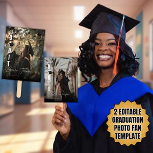 Pode incluir: Uma graduada sorridente com chapéu e toga pretos segura dois modelos de leques fotográficos. Os modelos apresentam fotos de graduados com o texto "She Did It" e nomes. Um gráfico dourado em forma de estrela diz "2 Editable Graduation Photo Fan Template."