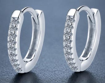 Moissanite Huggie Hoop Ohrringe, Sterling Silber Kleine Creolen, Zierliche Pavé Ohrringe, Minimalistischer Schmuck für jeden Tag, Geschenk für Sie