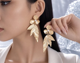 Gold Blumen Statement Ohrringe, Floral Blatt Tropfen Ohrringe, Perle Akzent Ohrringe, Hochzeit Gast Ohrringe, Geschenk für Sie