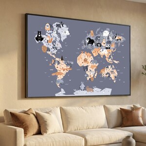 Può includere: Una stampa artistica incorniciata di una mappa del mondo con sfondo grigio e continenti in arancione e grigio. La mappa è decorata con illustrazioni di animali. L'opera d'arte è esposta sopra un divano beige con cuscini marroni e beige.