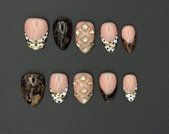 Cacao dorado • Uñas postizas almendradas / Set glamuroso con punta de encaje y dije dorado (Hecho a mano)