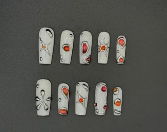 Uñas postizas blancas cromadas • Diseño abstracto plateado con detalles de gemas naranjas (Hechas a mano)