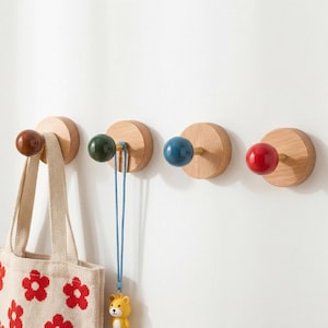 Peut inclure: Ensemble de trois bols gigognes en céramique dans les tons de bleu, vert et blanc. Les bols présentent un glaçage moucheté et un design simple et moderne. Le plus grand bol mesure environ 18 cm de diamètre.