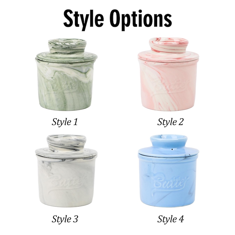 Puede incluir: Cuatro mantequilleras de cer&aacute;mica en diferentes colores: verde, rosa, gris y azul. Cada plato tiene una tapa y est&aacute; etiquetado con "Style" y un n&uacute;mero. El texto "Style Options" est&aacute; en la parte superior.