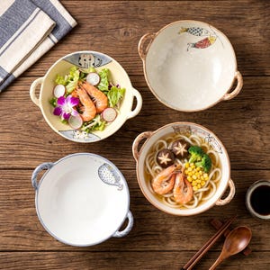 Peut inclure: Quatre bols en c&eacute;ramique avec des poign&eacute;es, chacun rempli de nourriture. L'un contient une salade avec des crevettes, un autre des nouilles udon avec des crevettes, et les deux autres sont vides. Les bols ont des motifs d&eacute;coratifs de poissons et de chats.