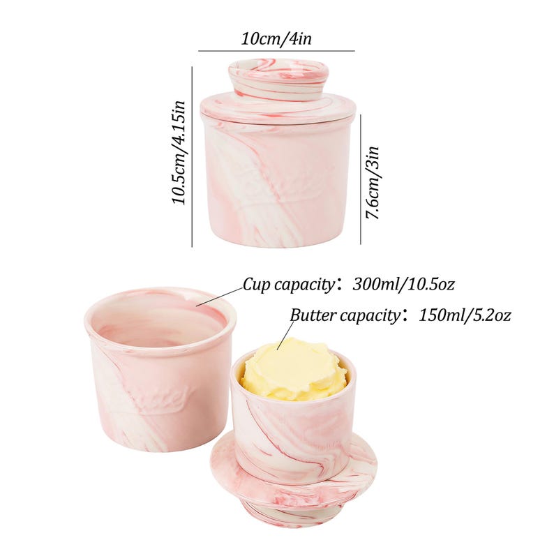 Puede incluir: Una mantequera de cer&aacute;mica rosa y blanca veteada con tapa, que mide 10 cm de di&aacute;metro y 10,5 cm de alto. La mantequera se muestra con y sin mantequilla, y la capacidad de la taza es de 300 ml, y la capacidad de la mantequilla es de 150 ml.