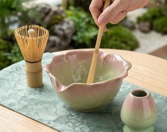 Juego de té matcha de cerámica con forma de loto hecho a mano, tazón de matcha con diseño de pétalos, kit de ceremonia del té japonés con batidor de bambú, cuchara y soporte, decoración de escritorio con flores