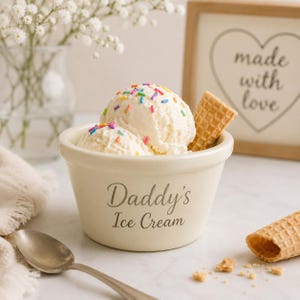 Pu&ograve; includere: Una ciotola in ceramica color crema con la scritta Daddy's Ice Cream stampata sul davanti. La ciotola &egrave; riempita con due palline di gelato bianco guarnite con zuccherini colorati e un cialda croccante inserita sul lato.