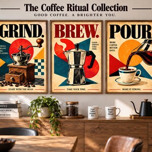 Puede incluir: Un conjunto de tres láminas rectangulares de pared tituladas The Coffee Ritual Collection. Los pósteres muestran ilustraciones de un molinillo de café, una cafetera italiana y un vertido de café, con el texto GRIND, BREW y POUR en negrita.