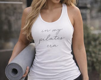 Koszulka bez rękawów In My Pilates Era | Damska koszulka fitness z odkrytymi plecami