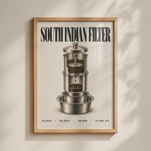 Pode incluir: Uma impressão de parede emoldurada com uma ilustração detalhada a preto e branco de um filtro de café do sul da Índia. O texto diz SOUTH INDIAN FILTER no topo, com 20 g COFFEE, 100 g WATER, FINE GRIND e 10-15 MIN - 95°C na parte inferior.