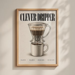 Puede incluir: Una lámina enmarcada con una ilustración en blanco y negro de una cafetera Clever Dripper sobre una taza. El texto dice Clever Dripper, 20 g coffee, 300 g water, medium-coarse y 2:30-3:00 - 94°C sobre un fondo de color beige claro.