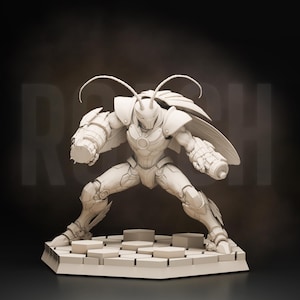 Peut inclure: Figurine blanche représentant un insecte humanoïde en position dynamique, avec de grandes ailes et antennes. La figurine est posée sur une base géométrique, avec un design blindé détaillé. Un mélange unique d'éléments insectes et robotiques.