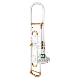 Könnte beinhalten: Eine weiße Posaune mit goldfarbenen Akzenten. Das Blechblasinstrument hat einen gebogenen Zug und Schallbecher, mit dem Aufdruck "Indian Musical Instrument" auf dem Schallbecher. Die Posaune ist für musikalische Darbietungen konzipiert.