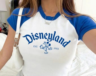 Camiseta de bebé de manga raglán con Mickey de Disneyland, top corto estilo retro Disney de los 90 y Y2K, camiseta para viaje a Disneyland, camiseta de bebé vintage con Mickey de Disney.