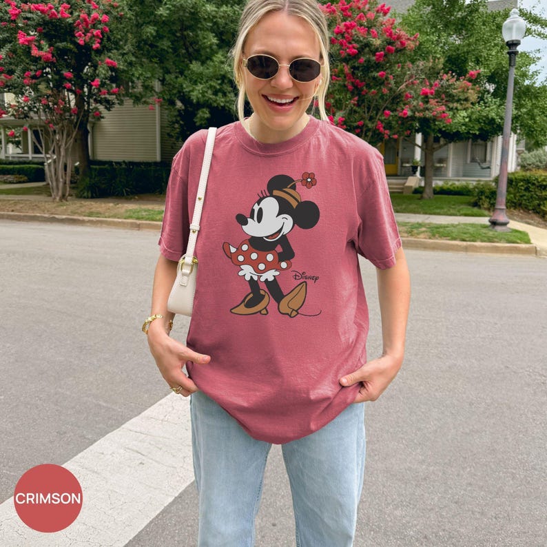 Puede incluir: Una taza de cer&aacute;mica blanca con asa negra y el texto "But First, Coffee" en negrita negra. La taza se encuentra sobre un fondo borroso, sugiriendo un ambiente acogedor.