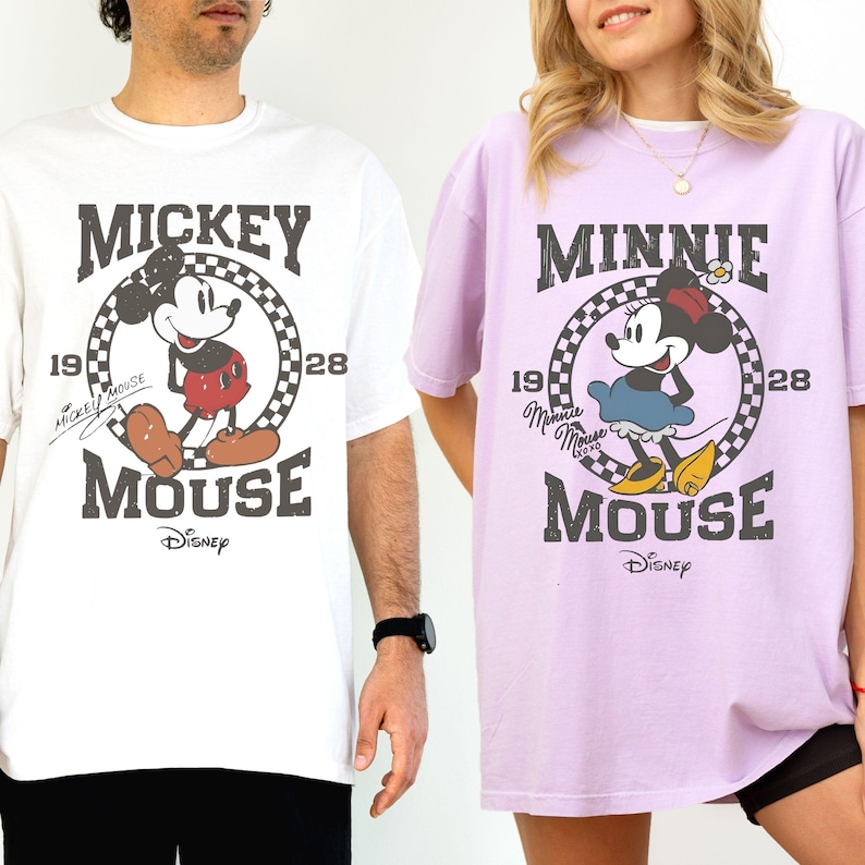 Puede incluir: Dos camisetas holgadas, una blanca y otra lavanda, con Mickey y Minnie Mouse. Las camisetas tienen un dise&ntilde;o vintage con el nombre del personaje, la imagen y los a&ntilde;os 1928 y 1928. El logotipo de Disney est&aacute; en la parte inferior.