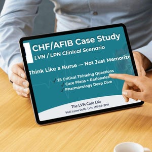 Könnte beinhalten: Ein Tablet zeigt eine Fallstudie mit dem Titel "CHF/AFIB Case Study" mit dem Untertitel "LVN/LPN Clinical Scenario". Auf dem Bildschirm steht "Think Like a Nurse - Not Just Memorize" und listet 25 Fragen zum kritischen Denken, Pflegepläne und Pharmakologie auf. Ein Finger zeigt auf den Bildschirm.