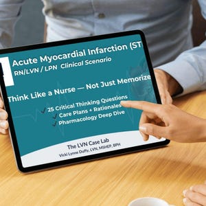 Puede incluir: Una tableta muestra contenido educativo sobre el infarto agudo de miocardio (ST) para escenarios clínicos de RN/LVN/LPN. La pantalla muestra texto como "Think Like a Nurse - Not Just Memorize" y "25 Critical Thinking Questions". La tableta es sostenida por una persona.