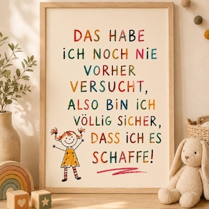 Könnte beinhalten: Ein gerahmtes Wandbild mit dem deutschen Text "DAS HABE ICH NOCH NIE VORHER VERSUCHT, ALSO BIN ICH VÖLLIG SICHER, DASS ICH ES SCHAFFE!" in bunten Buchstaben, ergänzt durch eine einfache Strichzeichnung eines Mädchens mit zwei Zöpfen.