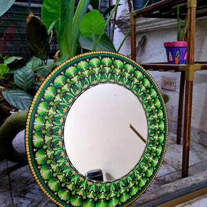 Puede incluir: Un juego de tres tazas de cerámica con un acabado mate moteado. Cada taza presenta un color diferente: azul claro, crema y gris. Las tazas tienen un diseño simple y moderno con una forma redondeada y un asa cómoda.
