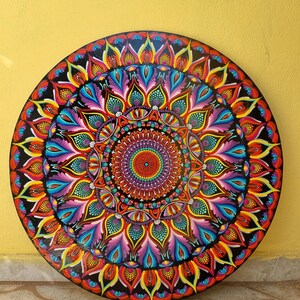 Puede incluir: Un letrero de madera rústica con el texto "Welcome to our home" en letras blancas. El letrero presenta un acabado envejecido y un diseño simple y acogedor, ideal para la decoración de la puerta principal.