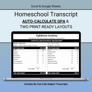 Op de afbeelding: Een laptopscherm toont een sjabloon voor een thuisonderwijstranscript. De tekst luidt "Homeschool Transcript" en "AUTO-CALCULATE GPA & TWO PRINT-READY LAYOUTS". Het transcript bevat cijfers en GPA-berekeningen. De laptop staat op een lichtblauwe gradiënt achtergrond.