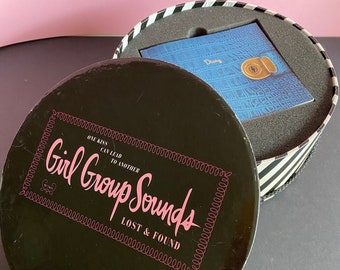 Jaren '60 POP Muziek // One Kiss Can Lead To Another // Girl Group Sounds // Lost &Found // 4 CD Hat Box Powder Make-Up Set // RHINO R2 74645