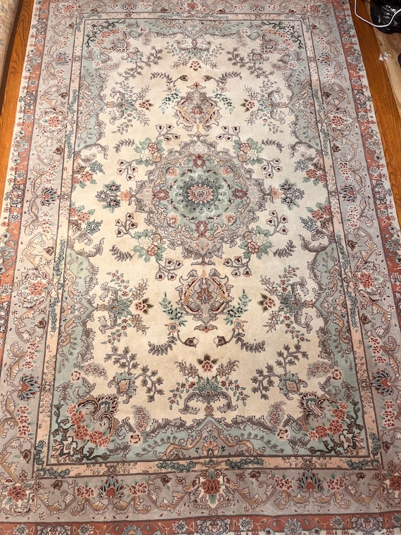Fine Floral Oriental Tebriz 6’ x 9’ Hand Knotted Wool Rug