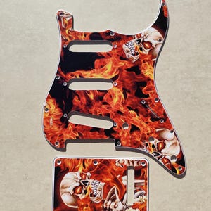 Battipenna e piastra posteriore in stile Fender Stratocaster – Design con teschio fiammeggiante / Battipenna a 3 strati