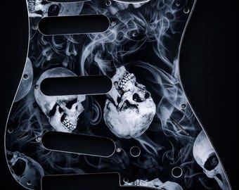 Golpeador personalizado para guitarra Fender Stratocaster. Acabado de calavera ahumada. Placa de protección de 3 capas.