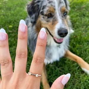 Anello personalizzato con nome del cane – Anello a forma di osso con nome dell'animale – Gioiello inciso per amanti dei cani – Anello commemorativo per animali domestici – Regalo per la mamma di un cane