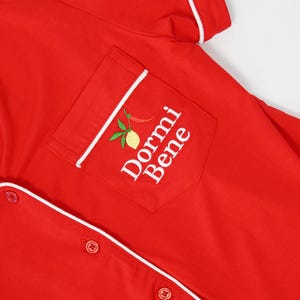 Pu&ograve; includere: Un set di tre tazze in ceramica con finitura opaca e macchiettata. Le tazze sono nei toni del crema, grigio chiaro e grigio scuro. Ogni tazza ha un design semplice e minimalista, perfetto per caff&egrave; o t&egrave;.