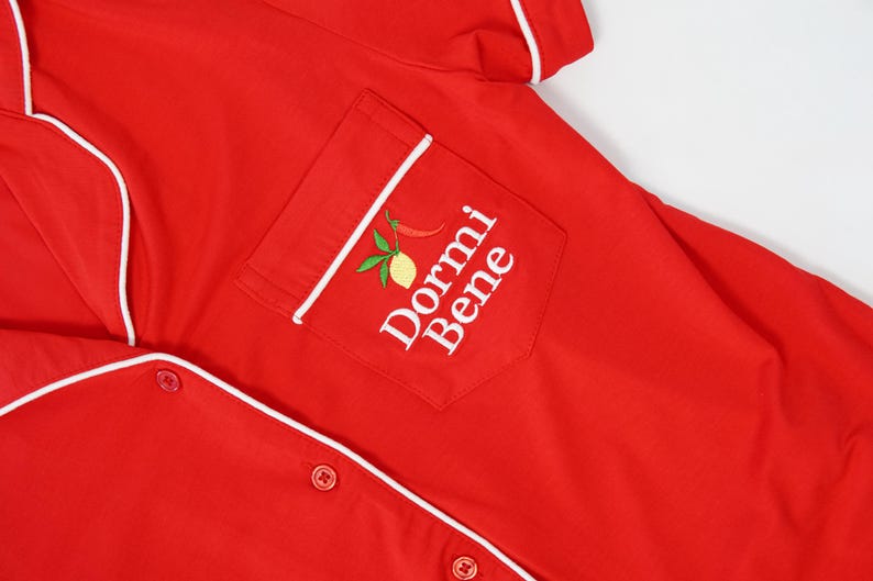 Pu&ograve; includere: Un set di tre tazze in ceramica con finitura opaca e macchiettata. Le tazze sono nei toni del crema, grigio chiaro e grigio scuro. Ogni tazza ha un design semplice e minimalista, perfetto per caff&egrave; o t&egrave;.