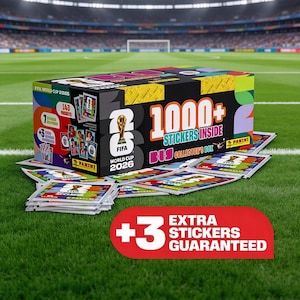 Könnte beinhalten: Eine Sammelbox für die FIFA Fussball-Weltmeisterschaft 2026 mit über 1000 Stickern. Die Box ist schwarz mit goldenen und grünen Akzenten und enthält eine Garantie für 3 zusätzliche Sticker. Mehrere Stickerpackungen sind sichtbar.