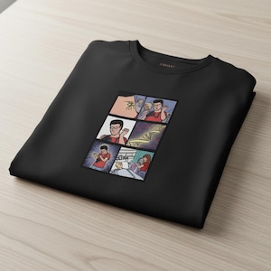 Può includere: Una t-shirt nera a girocollo con una stampa grafica raffigurante una striscia a fumetti a sei riquadri. Il fumetto mostra una persona morsa da un ragno, che osserva un filamento di DNA e interagisce con una persona in un letto d'ospedale.