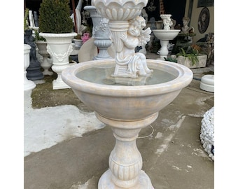 Engel-Gartenbrunnen, Wasserbrunnen im Freien mit Cherub-Statue, klassischer Terrassenbrunnen, elegantes Garten-Wasserspiel, Hinterhof-Dekor