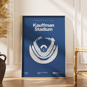 Könnte beinhalten: Ein gerahmter Druck mit blauem Hintergrund, der "Kauffman Stadium" in Weiß zeigt. Darunter befindet sich ein weißes architektonisches Diagramm eines Baseballstadions. Der Druck enthält auch den Text "Kansas City, MO", "37903", "39.0517 N 94.4803 W" und "1973".