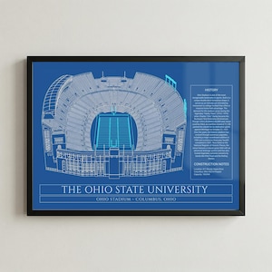Puede incluir: Una lámina artística enmarcada estilo plano técnico con un dibujo de líneas blancas del Ohio Stadium sobre fondo azul. El texto dice THE OHIO STATE UNIVERSITY, OHIO STADIUM - COLUMBUS, OHIO, junto con una sección de historia y notas.