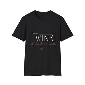 Könnte beinhalten: Schwarzes T-Shirt mit dem weißen Schriftzug "House WINE" und dem pinkfarbenen Satz "It's basically a personality" darunter. Eine kleine Kuchengrafik befindet sich unten. Ein lässiges Kleidungsstück.