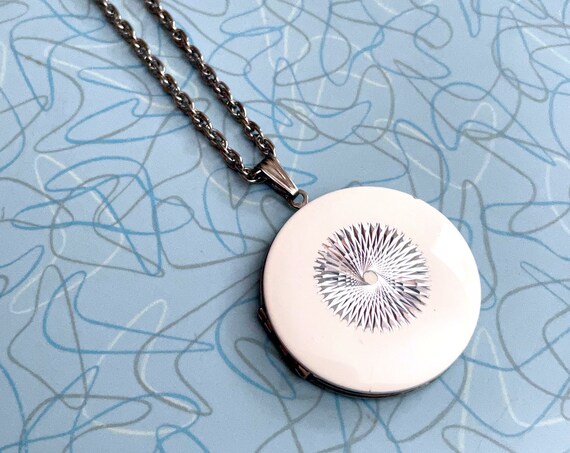Vintage Locket White Enameled Chrome Silver Starburst Atomic Mid Century Round Photo Locket Necklace Silver Tone Chain Likely Amerikaner FBM