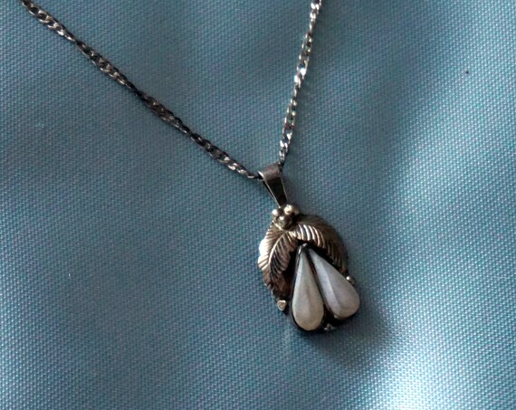 Vintage Necklace Mother of Pearl Pendant Silver Setting Leaves Design Double Teardrop Shaped Pendant Navajo Likely White Cabs in 925 Chain