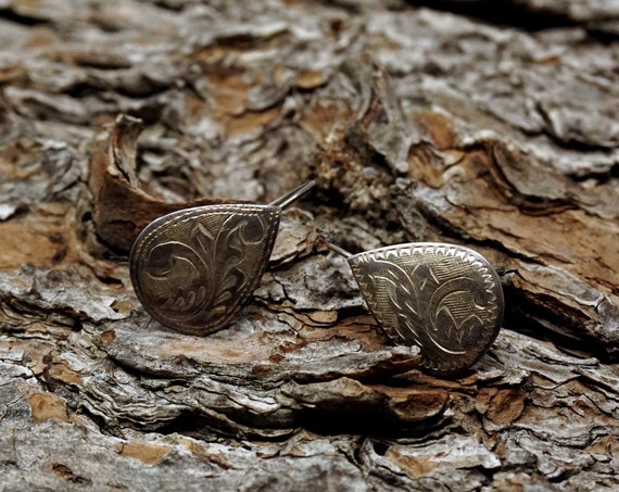 Vintage Silver Earrings Etched Teardrop Shape Earring Pair 925 Sterling Scroll Design Thin Flat Lightweight Dangling Earrings Pierced